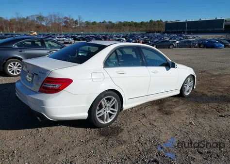 2013 Mercedes-Benz C 300 Sport 4Matic z USA, uszkodzony, nr VIN WDDGF8AB2DR246745